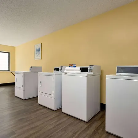 Days Inn By Wyndham Carbondale-3